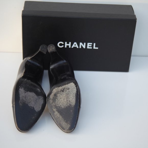 CHANEL Classic black leather CHANEL heels with patent leather cap toe US 9 - Picture 5 of 6
